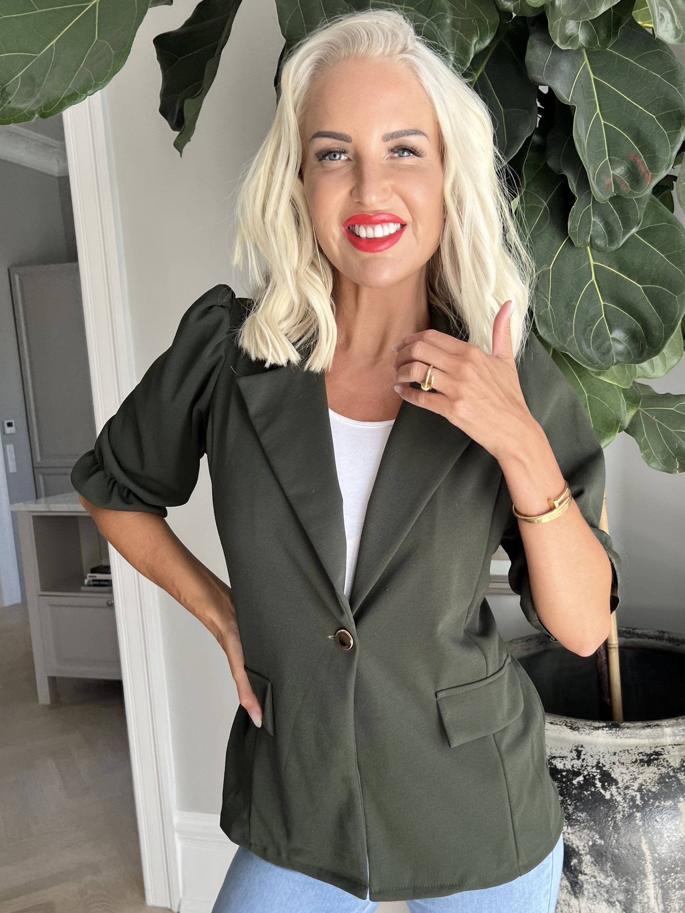 Amelia - Söt kofta med puffärmar och guldknapp